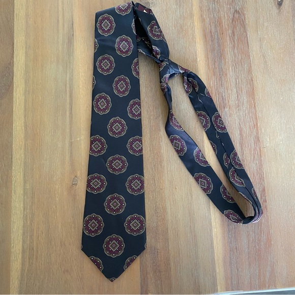 Men's Black Patterned Silk Accents Tie - Picture 4 of 10